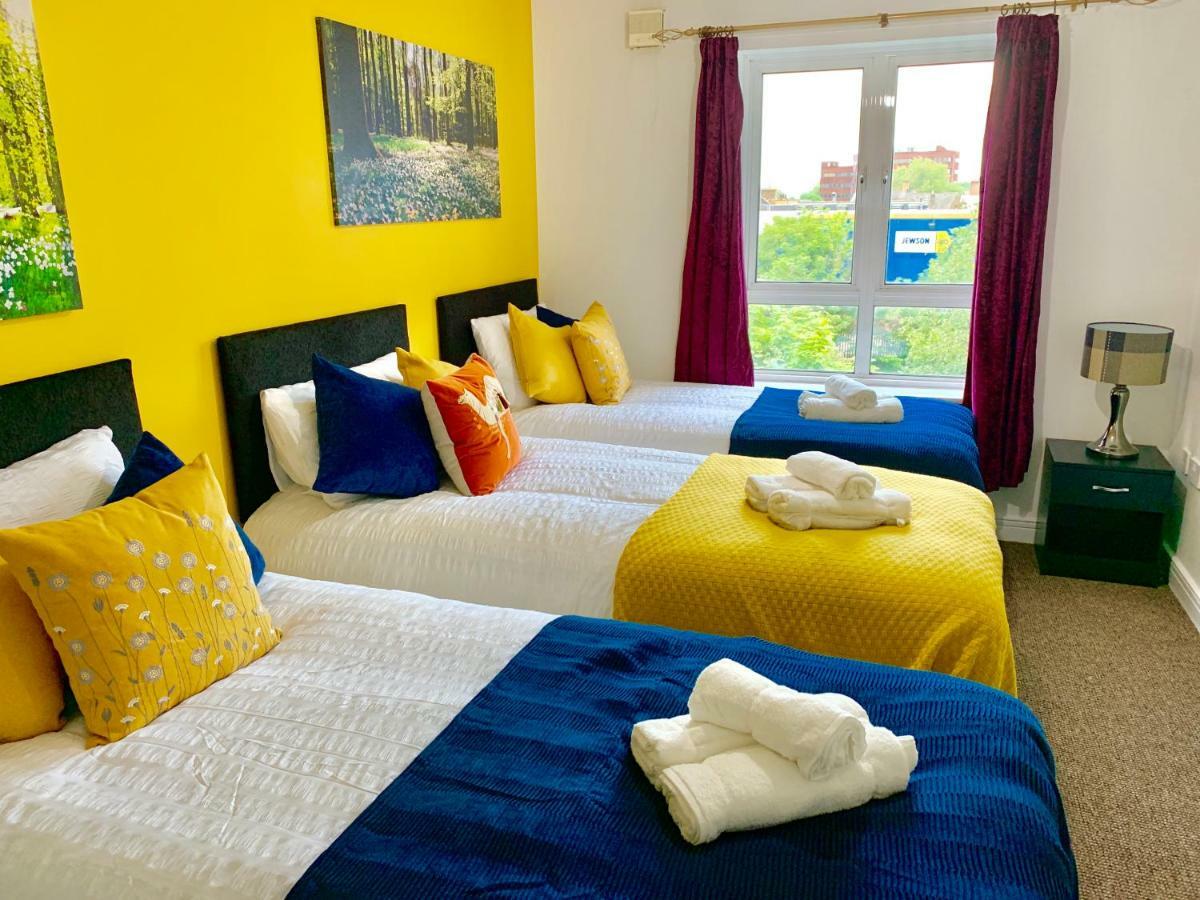 2 Bedrooms Modern Apartment, Lounge, Full Kitchen, Balcony, 5 Minutes Stratford Station * Londen