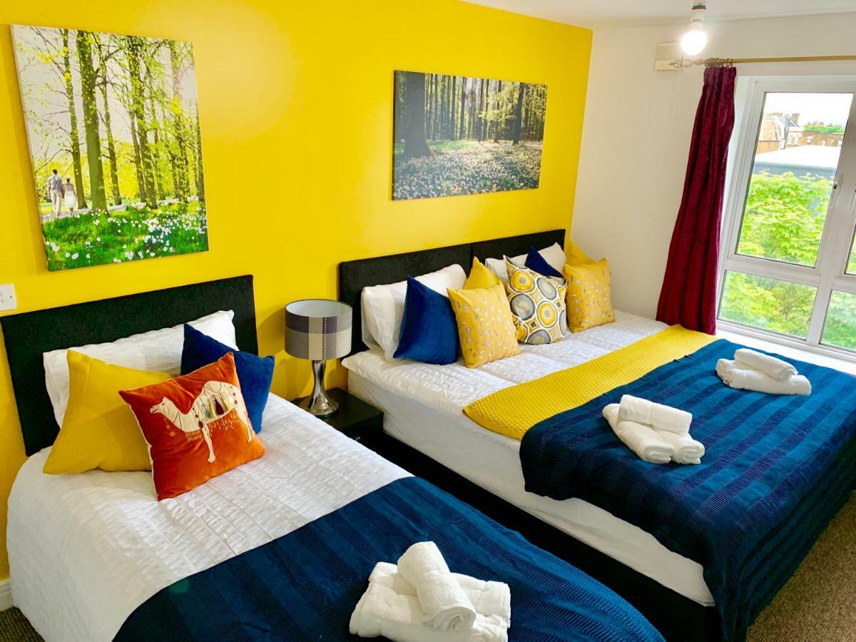 2 Bedrooms Modern Apartment, Lounge, Full Kitchen, Balcony, 5 Minutes Stratford Station * Londen