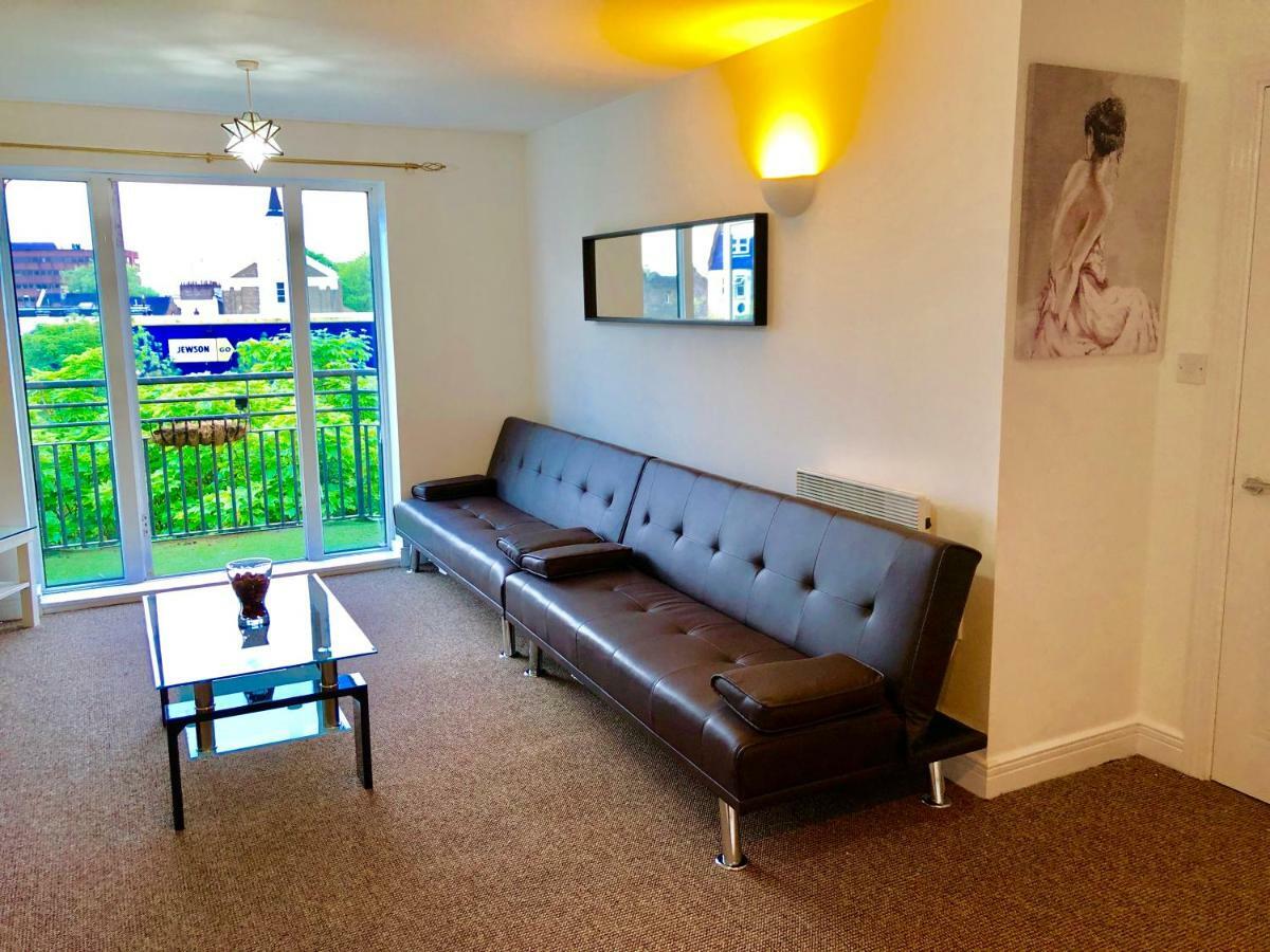 2 Bedrooms Modern Apartment, Lounge, Full Kitchen, Balcony, 5 Minutes Stratford Station Londen