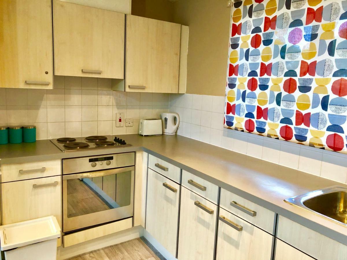 2 Bedrooms Modern Apartment, Lounge, Full Kitchen, Balcony, 5 Minutes Stratford Station Appartement *