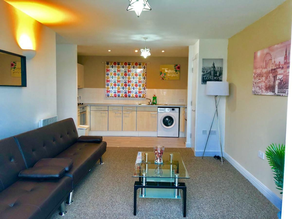 2 Bedrooms Modern Apartment, Lounge, Full Kitchen, Balcony, 5 Minutes Stratford Station Londen