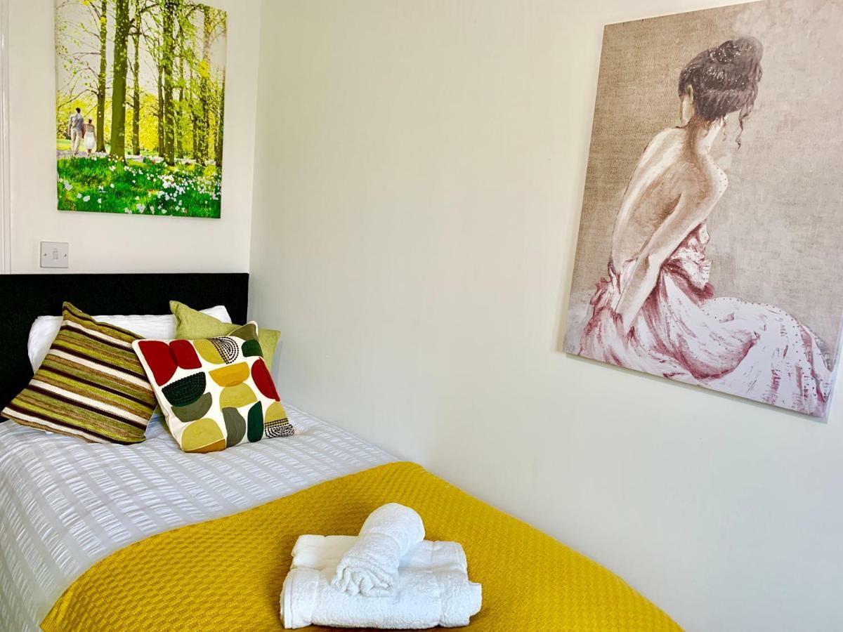 2 Bedrooms Modern Apartment, Lounge, Full Kitchen, Balcony, 5 Minutes Stratford Station Appartement *