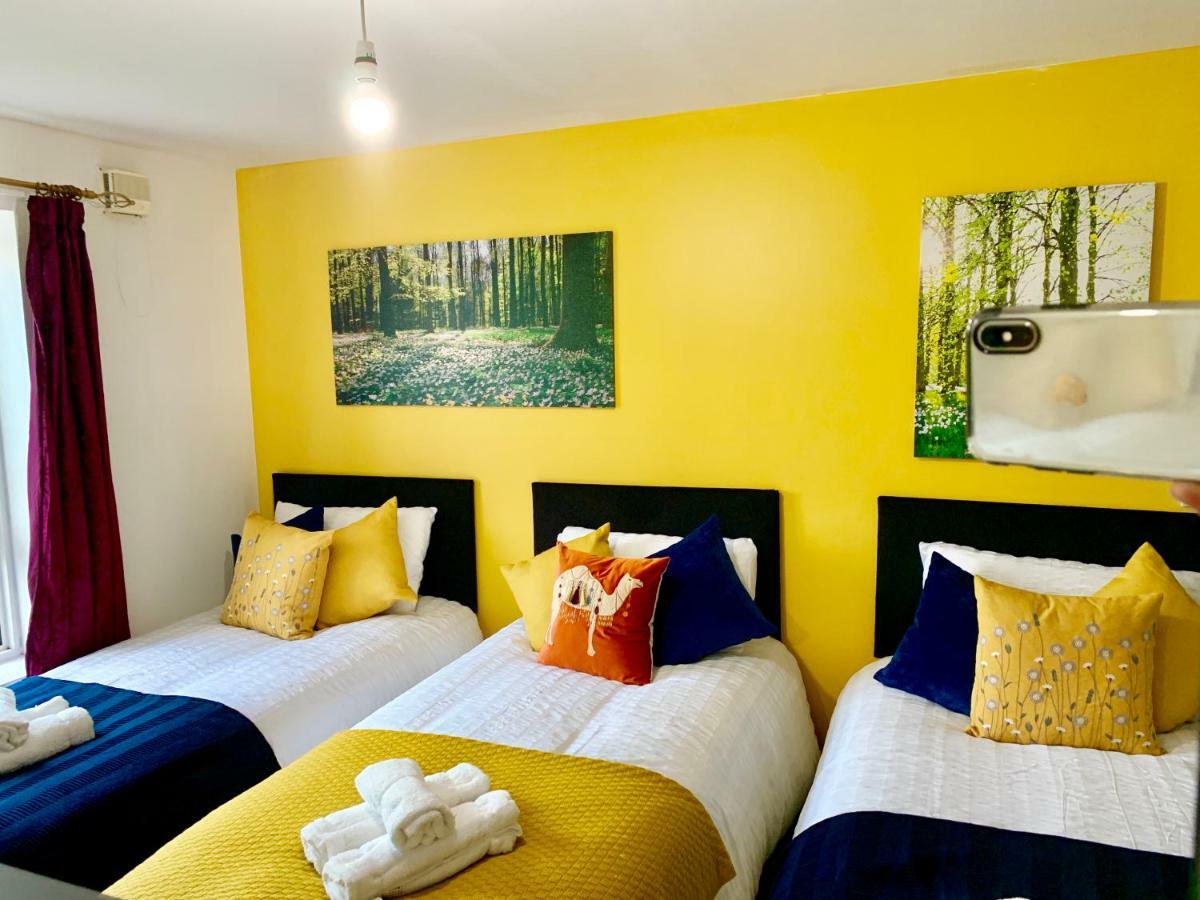 2 Bedrooms Modern Apartment, Lounge, Full Kitchen, Balcony, 5 Minutes Stratford Station * Londen