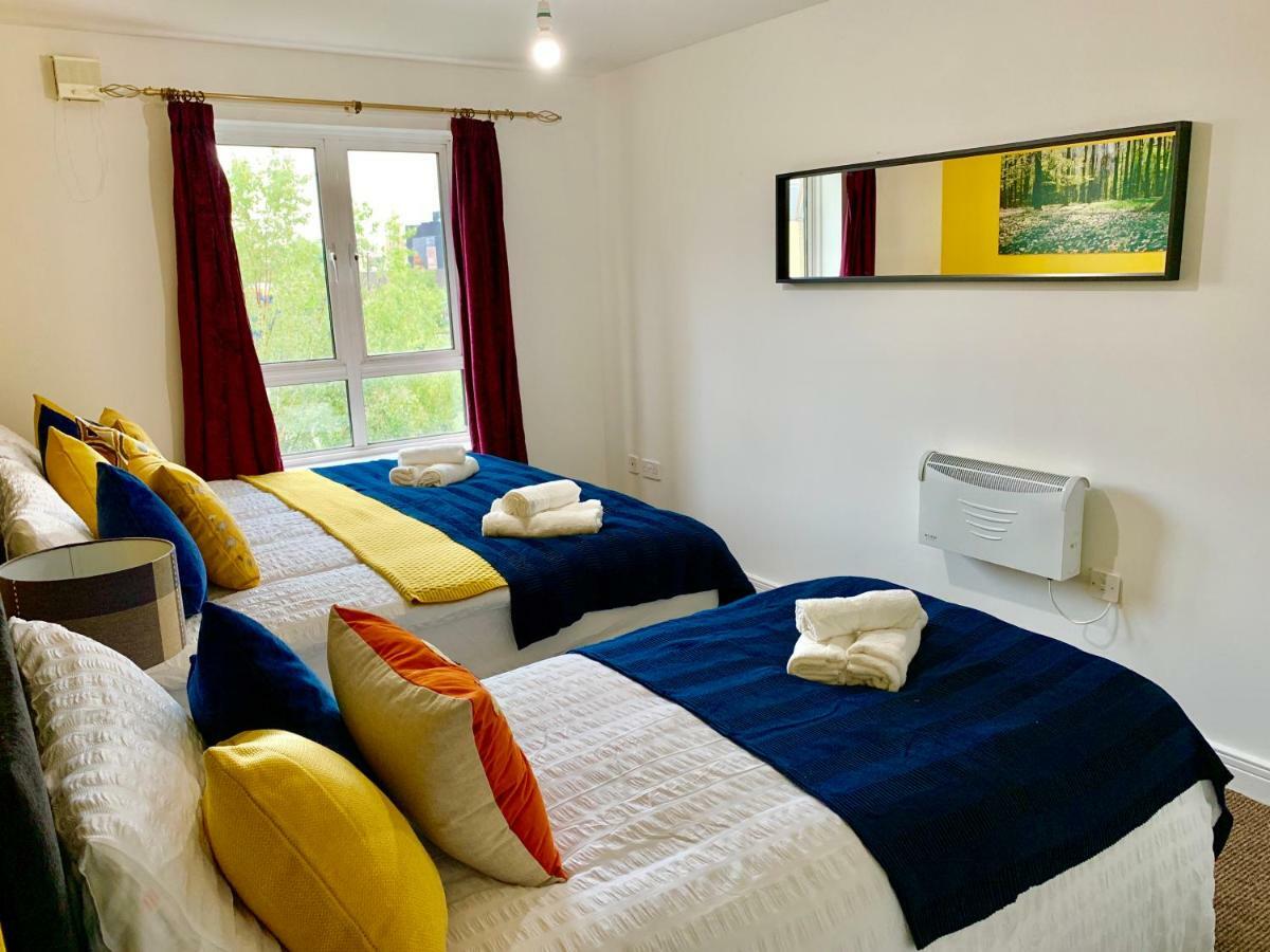 2 Bedrooms Modern Apartment, Lounge, Full Kitchen, Balcony, 5 Minutes Stratford Station Londen