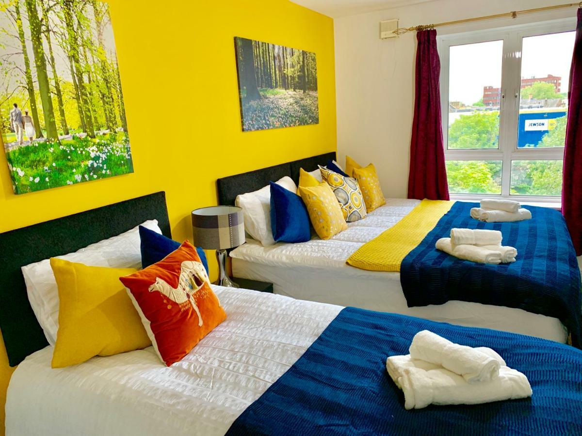 2 Bedrooms Modern Apartment, Lounge, Full Kitchen, Balcony, 5 Minutes Stratford Station Appartement Londen