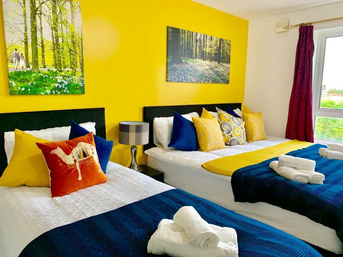 2 Bedrooms Modern Apartment, Lounge, Full Kitchen, Balcony, 5 Minutes Stratford Station Londen