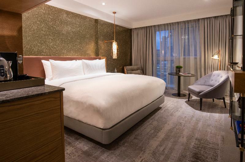 Lincoln Plaza Apartment *