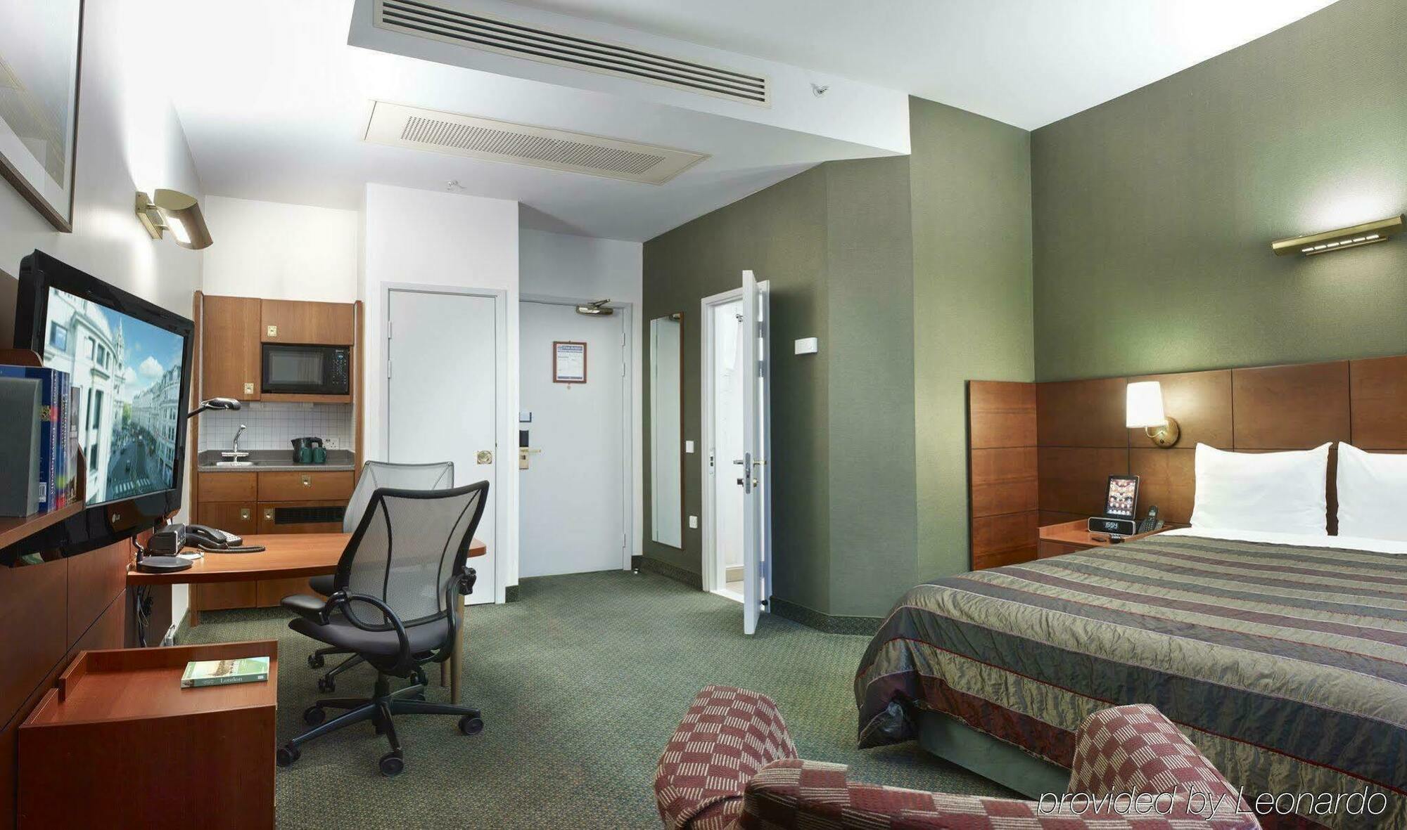 Club Quarters City,