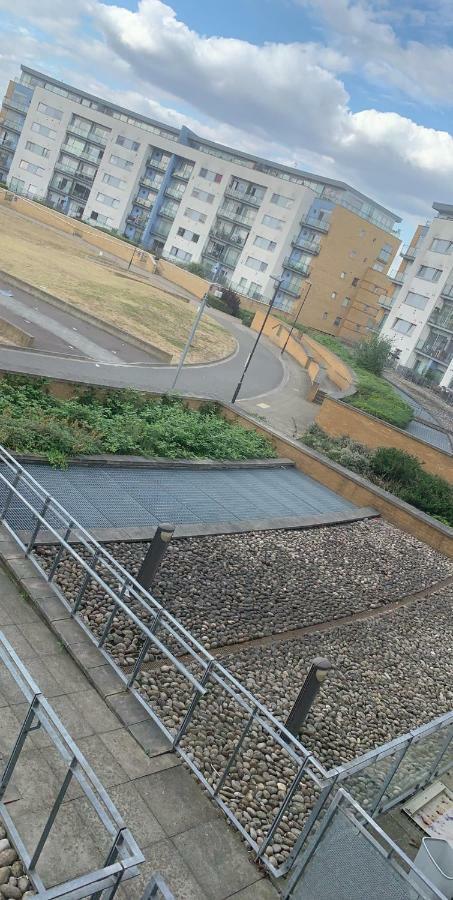 Affluent Waterside Tideslea Path * London