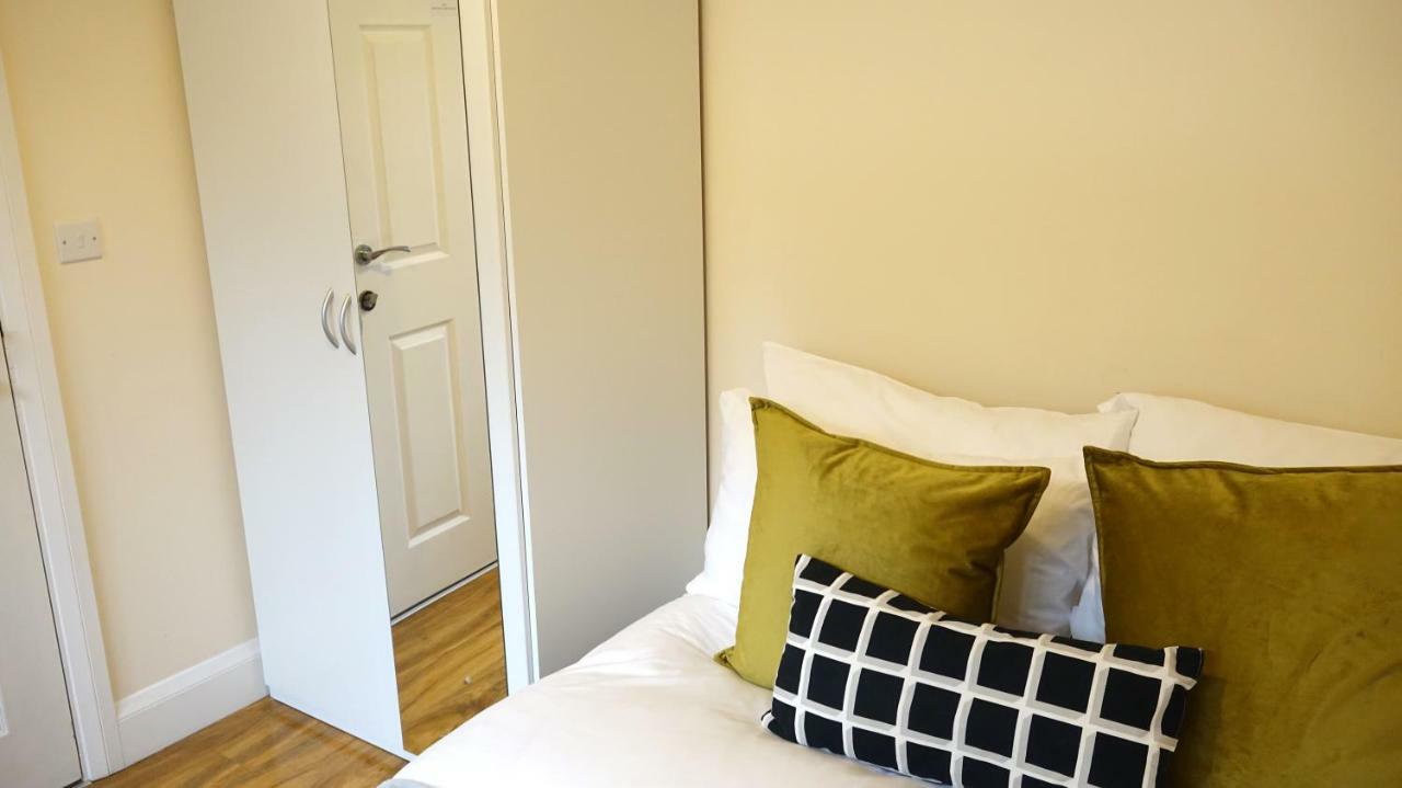 Heathrow Ensuite Rooms- Auto Check In Homestay *