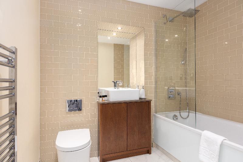 Lincoln Plaza Apartment *