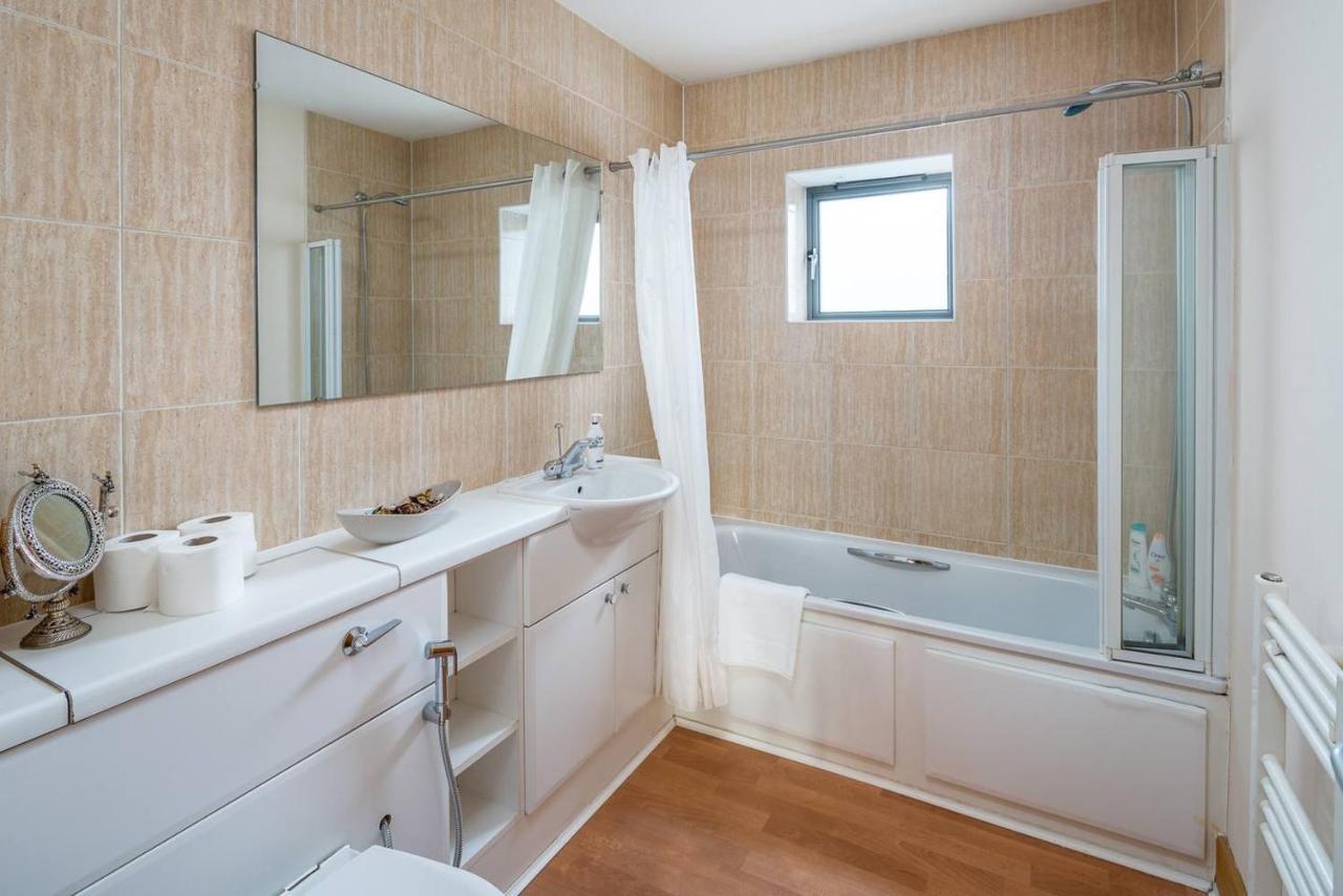 Bright 2 Bed 2 Bath Near Canary Wharf Appartement