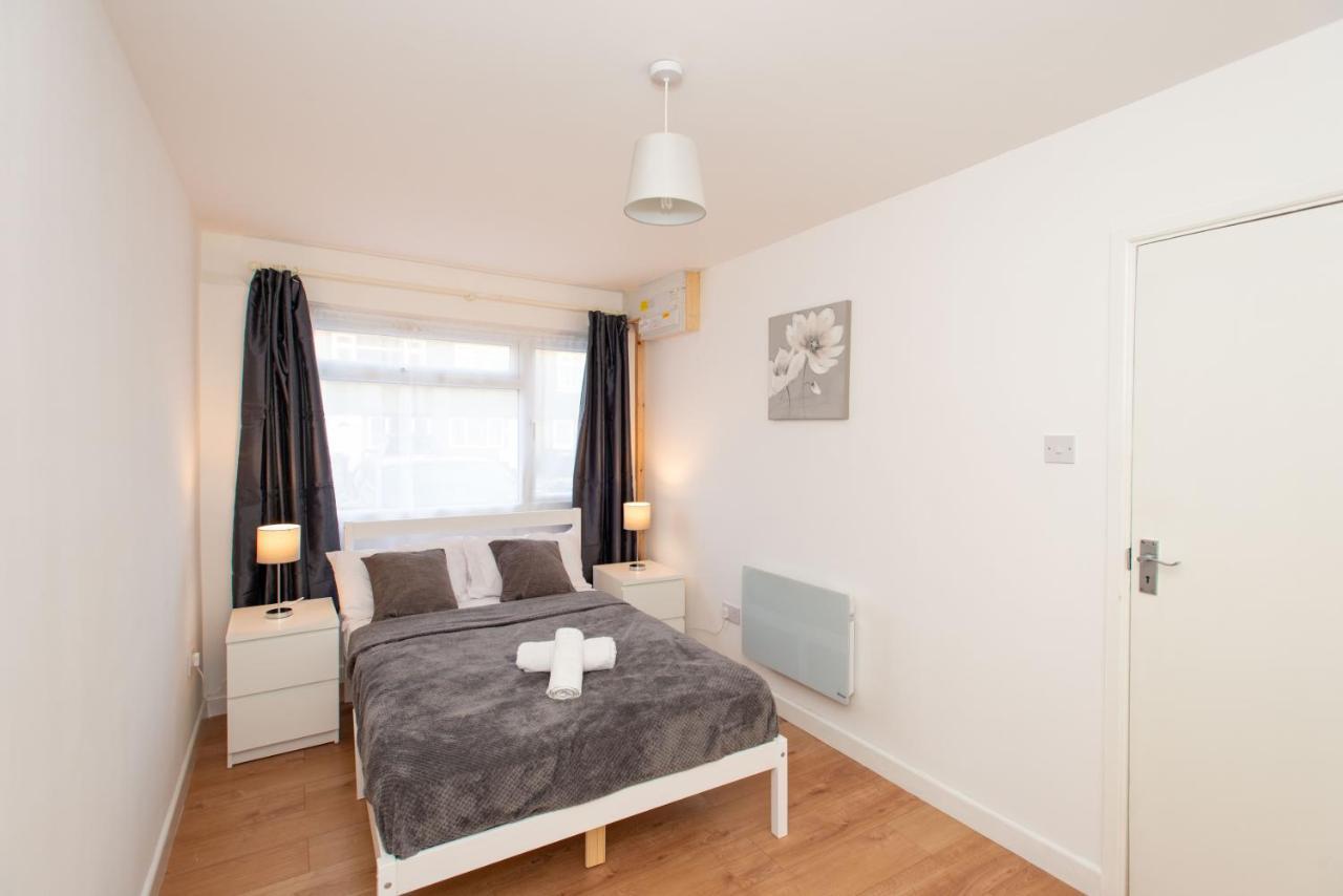 Stunning Four Bedroom House Close To Excel, O2 & With Free Parking Vakantiehuis Londen