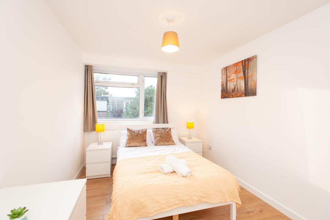 Stunning Four Bedroom House Close To Excel, O2 & With Free Parking Vakantiehuis