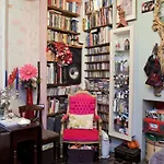 Boutique Bijoux Garden Flat In Vibrant Oval