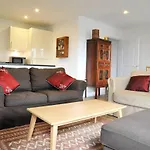 Wonderful, Bright Greenwich Apartment Sleeps 7 !