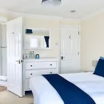 2 Bed 2 Bath Flat With Private Parking And 3 Min To Tube