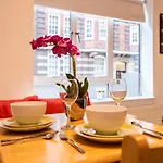 Mali Court Self Contained Modern Studio With Excellent Travel Links