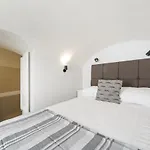 Newly Refurbished Flat With Patio. By Hyde Park