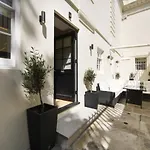 Newly Refurbished Flat With Patio. By Hyde Park