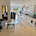 Spacious 2 Bedrooms 2 Baths Apartment with Garden&Parking