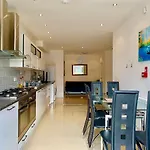 Spacious 2 Bedrooms 2 Baths Apartment with Garden&Parking