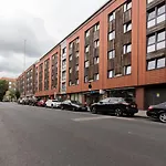 Caledonian Bright One-Bedroom Apartment With Private Decked Garden