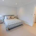 Joivy Stunning 3 Bed,2 Bath House With Roof Terrace In Chelsea