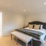 Joivy Stunning 3 Bed,2 Bath House With Roof Terrace In Chelsea