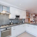 Beautiful 1 Bedroom Apartment In Victoria