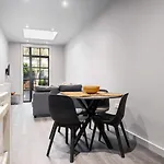 Lovely 2-Bed Apartment - Hosted By Guestready
