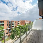 Modern London City Apartment - Victoria Line