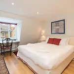 Stylish Mews House With Parking