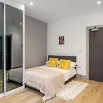 Modern London City Apartment - Victoria Line
