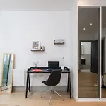 Modern London City Apartment - Victoria Line