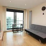 Lovely 2 Bedroom Apartment With Amazing Views In E14