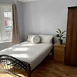 Modern 5 Bedroom Family House - 18 Mins To Station