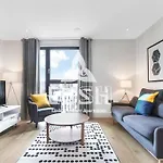 Lush Apartment opposite London Designer Outlet