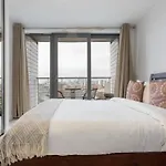 Modern 1 Bedroom Apartment Near Canary Wharf With Balcony