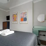 Top Floor Chic Camden Apartment Sleep 2