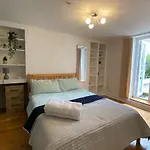 Spacious 2-Bed Flat With Garden, 3 Minutes Walk From Oval Tube Station