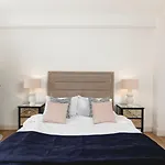 **Authentic & Spacious 5 Bed Apartment/Hyde Park**