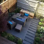 Hotel Style boutique 2 bedroom house w/garden