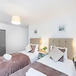 Lovely 2 Bd Hse With Parking Near Excel