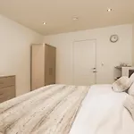 Just 20 Mins From Buckingham Palace!