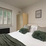Just 20 Mins From Buckingham Palace!
