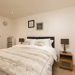 Just 20 Mins From Buckingham Palace!