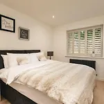 Just 20 Mins From Buckingham Palace!