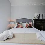 Classic Paddington 2-Bedroom Apartment