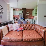 Classic Paddington 2-Bedroom Apartment